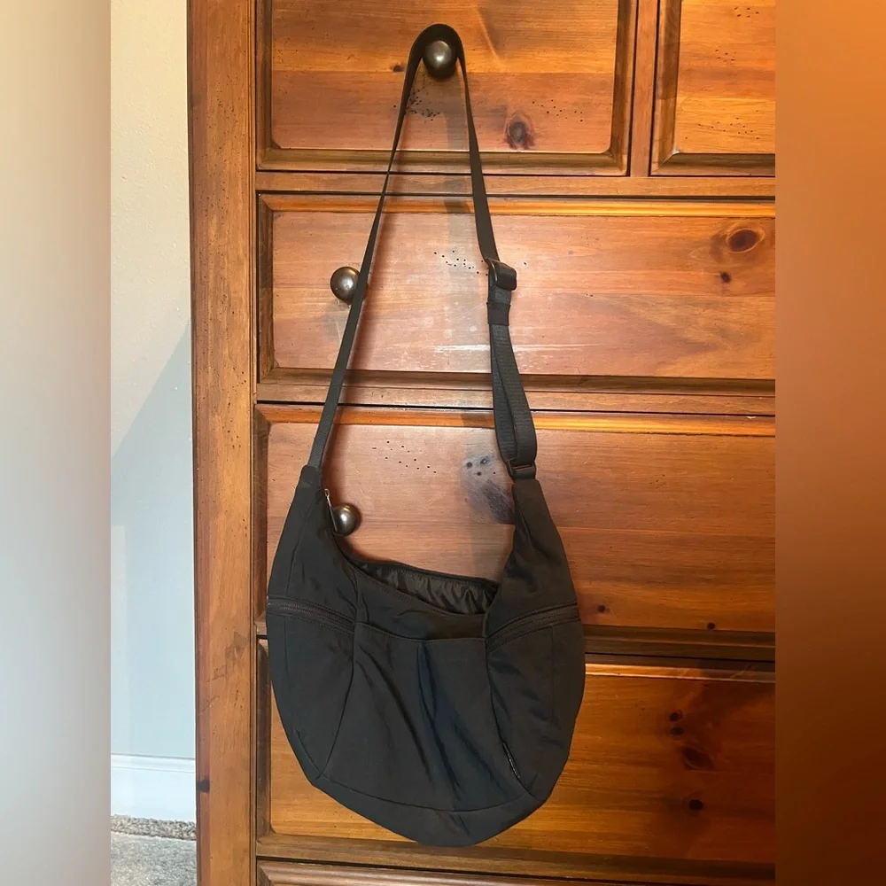 Lululemon Slouchy Sling Crossbody Bag Black 6L - Picture 3 of 4